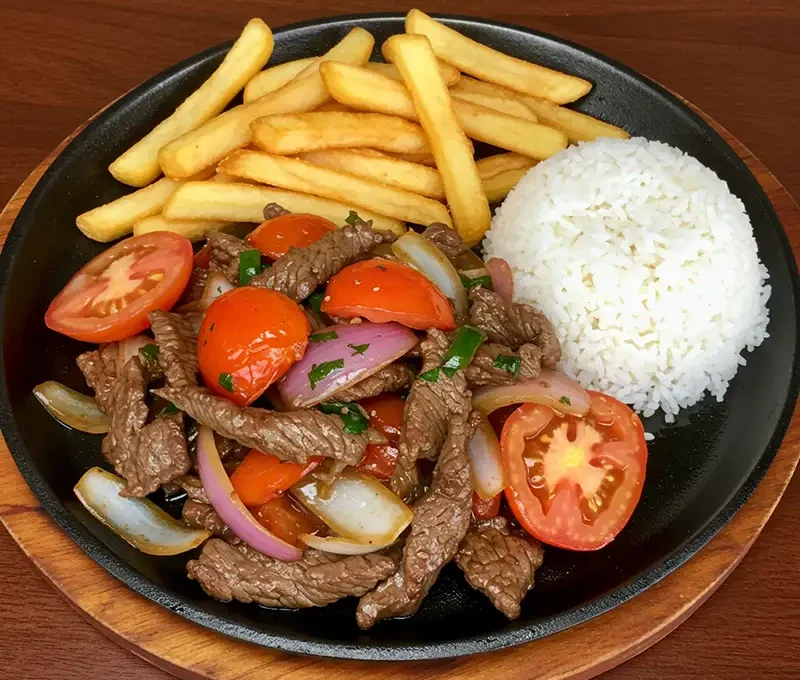 Lomo Saltado peruano con papas fritas y arroz blanco.
