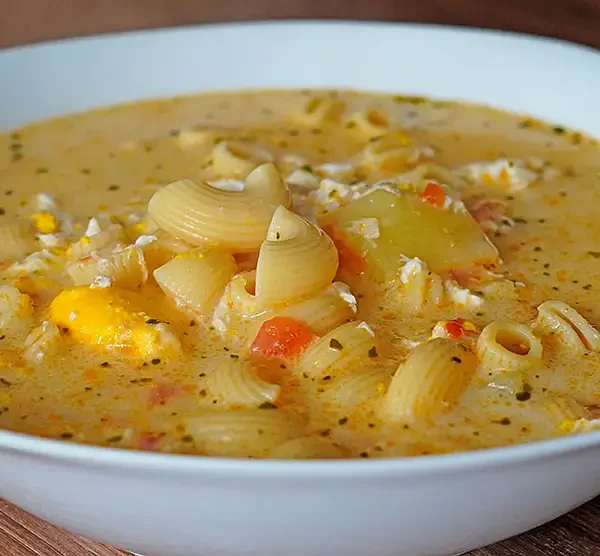 Plato de Sopa de Leche con Fideos y Huevos, receta peruana fácil y cremosa