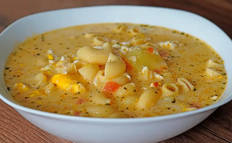 Plato de Sopa de Leche con Fideos y Huevos, receta peruana fácil y cremosa