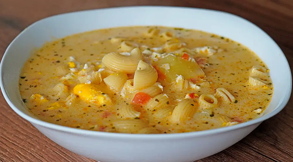 Plato de Sopa de Leche con Fideos y Huevos, receta peruana fácil y cremosa