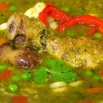 opa tradicional peruana Aguadito de Pollo con arroz, verduras y culantro fresco