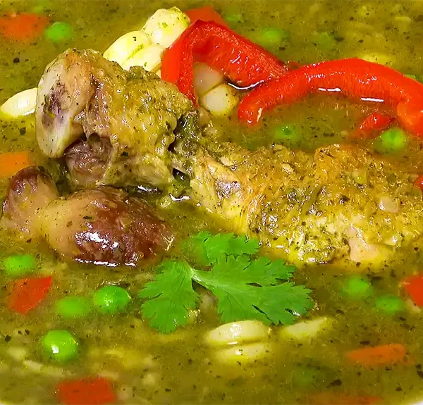 opa tradicional peruana Aguadito de Pollo con arroz, verduras y culantro fresco